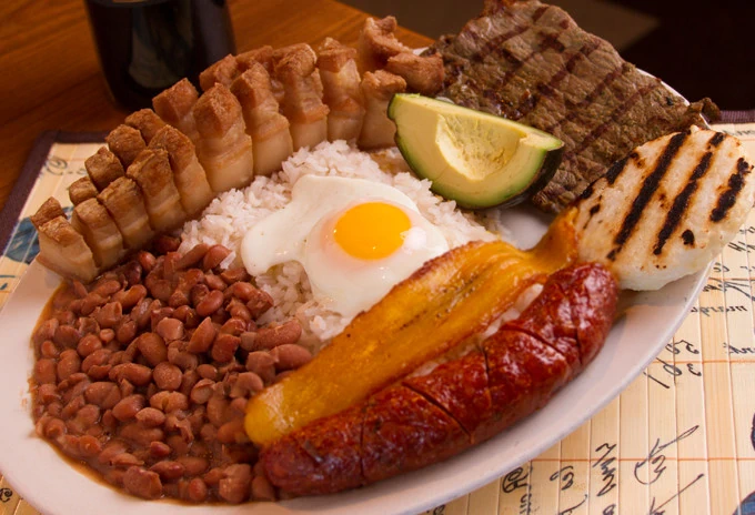 Bandeja paisa típica colombiana
